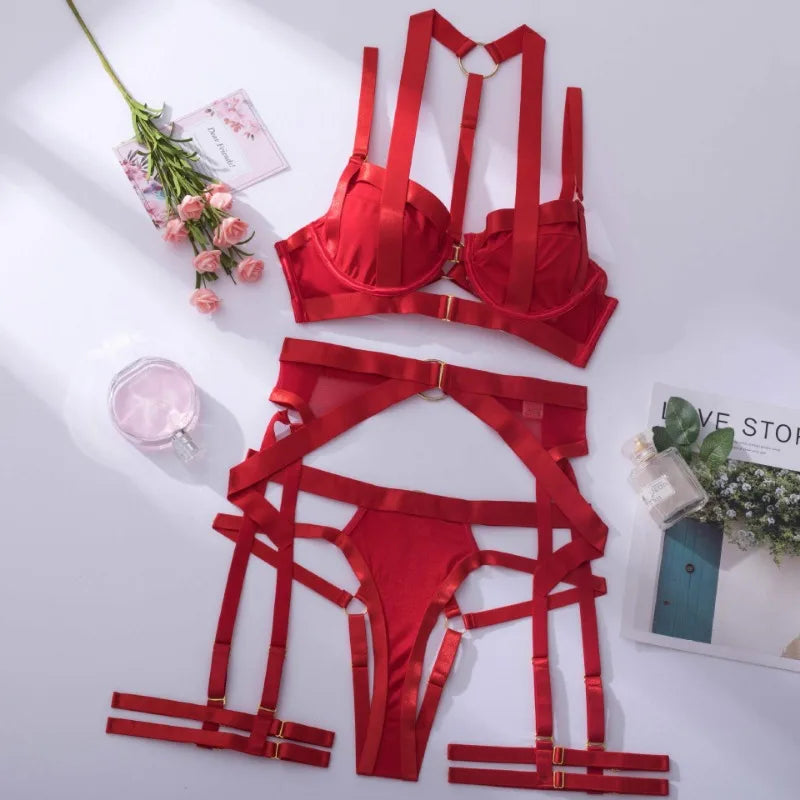 Conjunto de lingerie sexy com alças cruzadas.