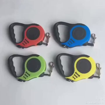 Coleira retrátil para cachorro.